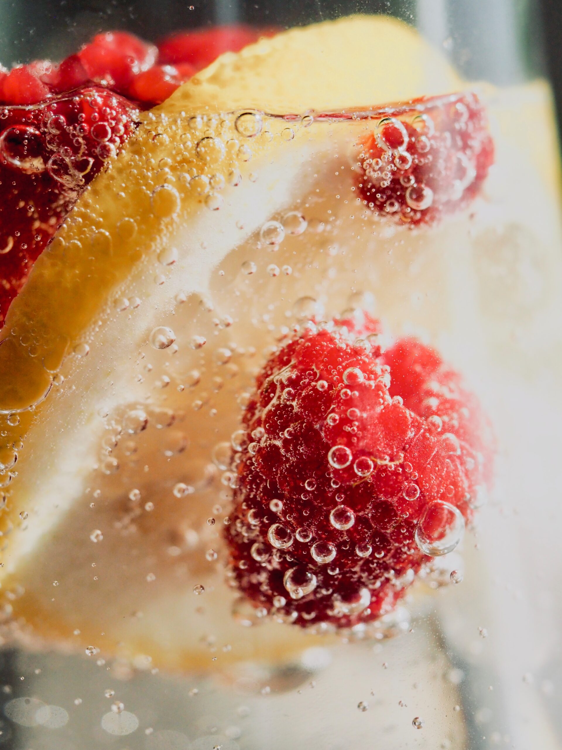 Sparkling water with lemon and raspberries